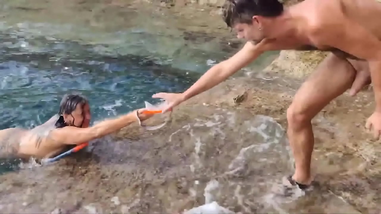 Buceadoras nos miran follar en la playa