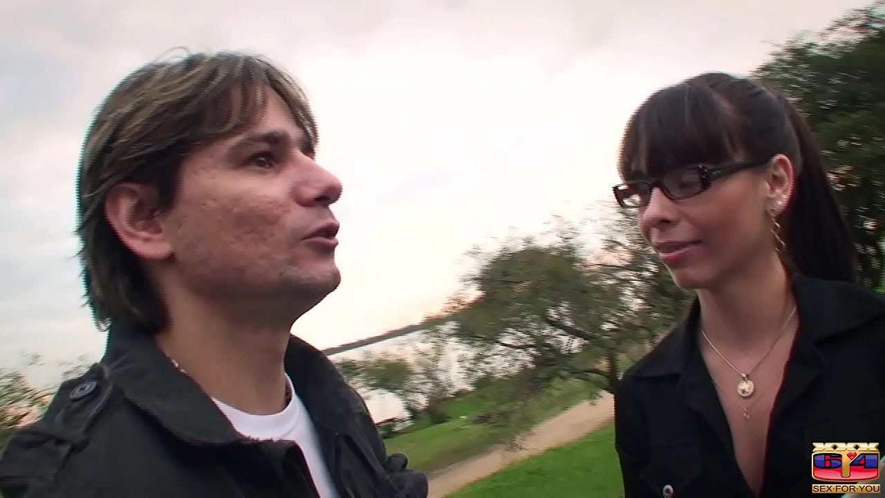 Gata gaucha ex&oacute;tica com &oacute;culos e aparelho dental faz masturba&ccedil;&atilde;o pela primeira vez diante da camera