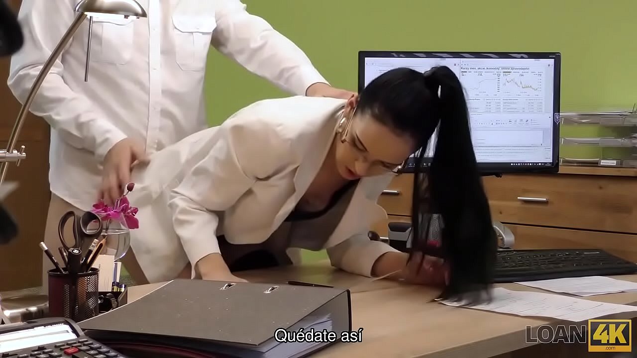 LOAN4K. Impresionante chica de rock and roll es clavada por el pr&eacute;stamo