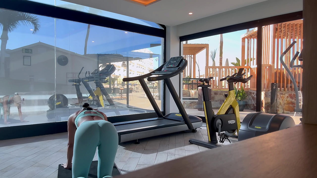 Fit Teen Bubble But Fucks her Personal Trainer after the Gym