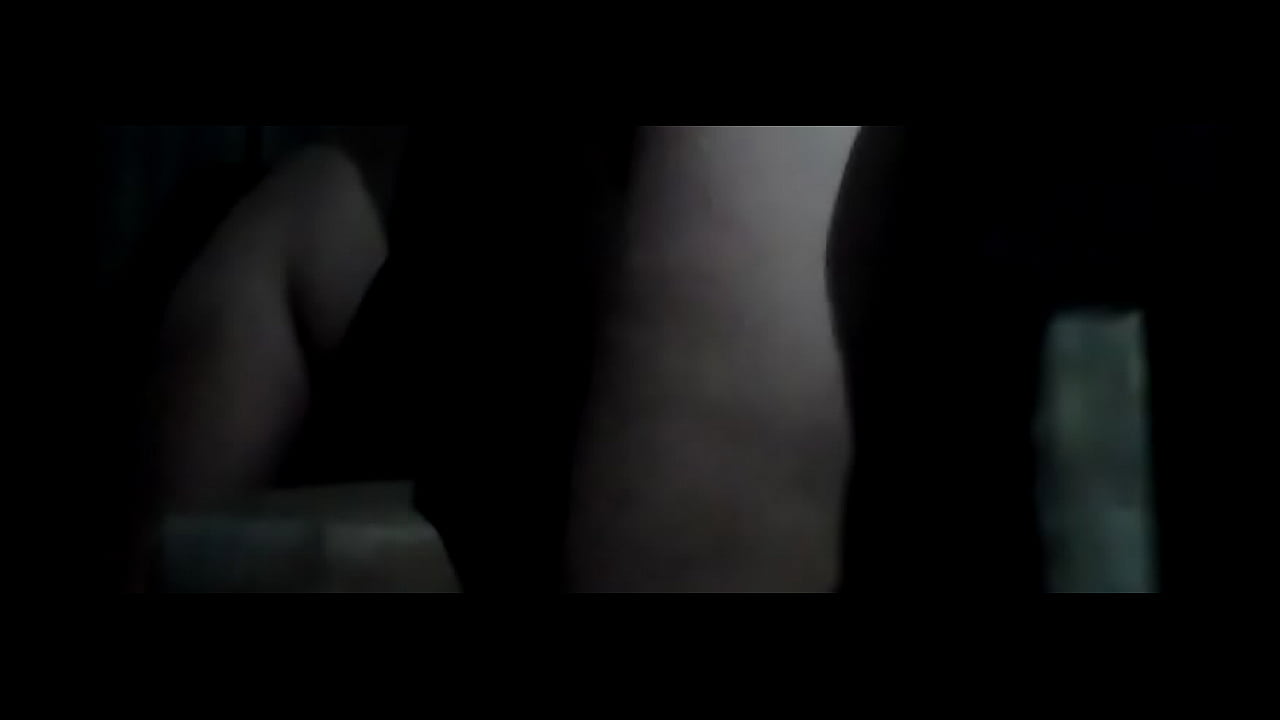 Tengo sexo en el oscuro con mi pareja en el sillon