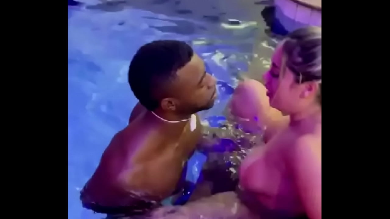 botei nessa puta safada na beira da piscina