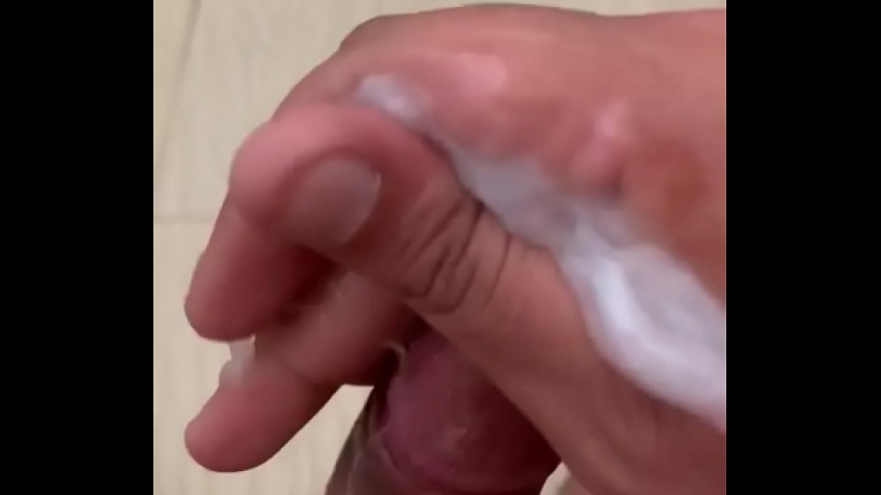 Gozando muito na punheta