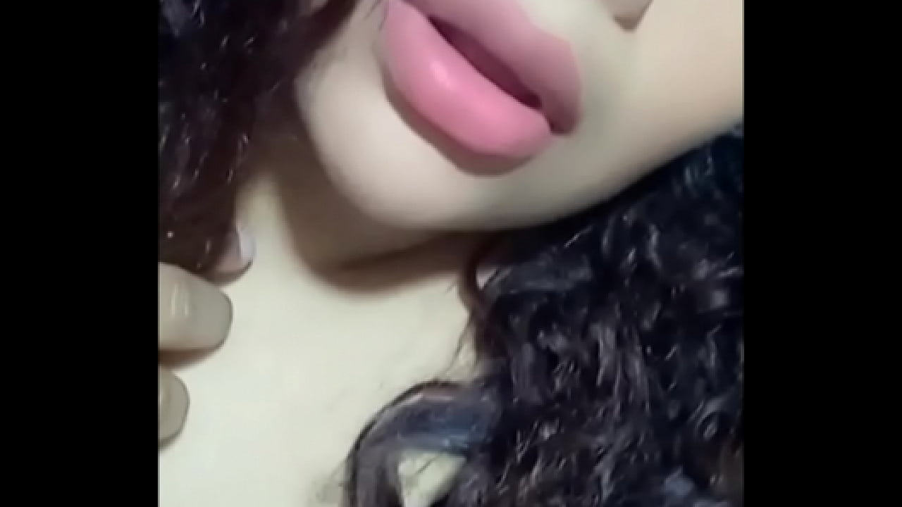 Esta chica x plata hasta eructa delicioso