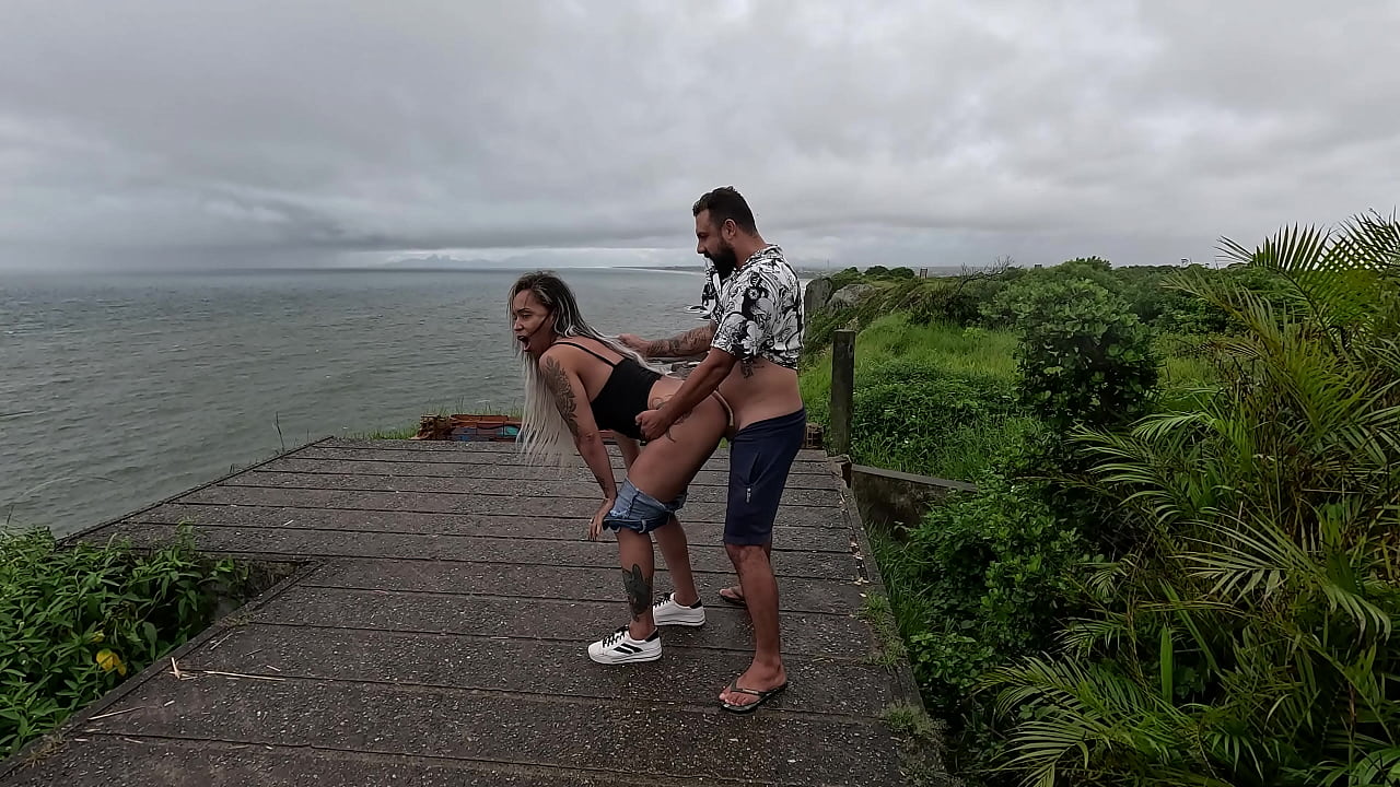 Tes&atilde;o na Chuva: Fodemos a Amiga no Mato e a Nicoly Tirou Leitinho de um Cara