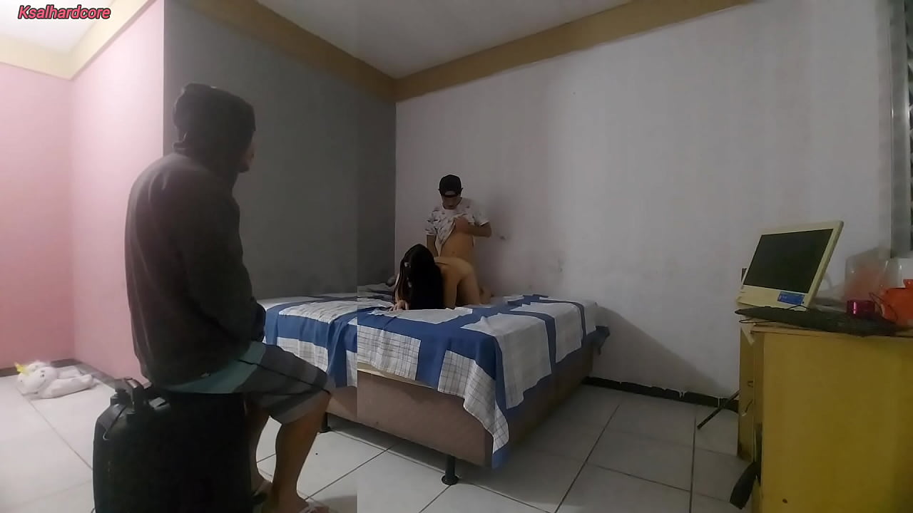 marido corno observa esposa gostosa enquanto ela &eacute; fodida por um solteiro aleat&oacute;rio