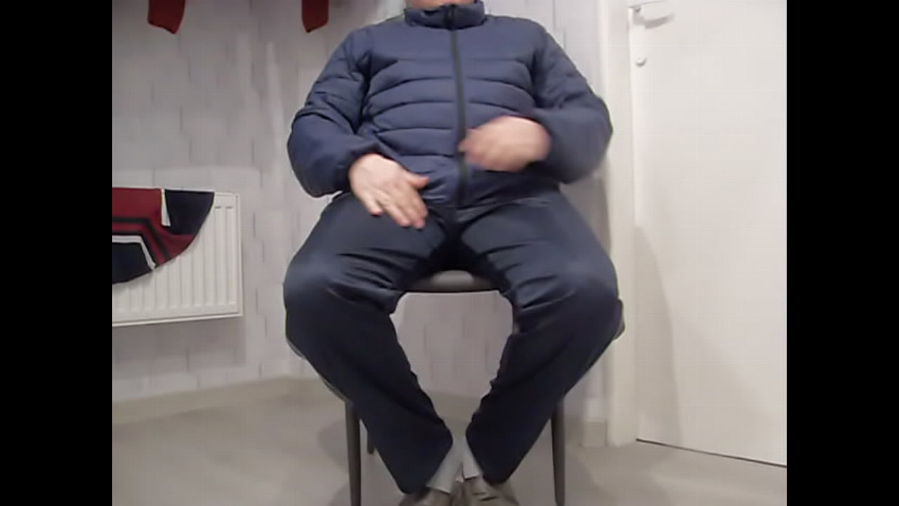 Masturbacja w kurtce i dresie