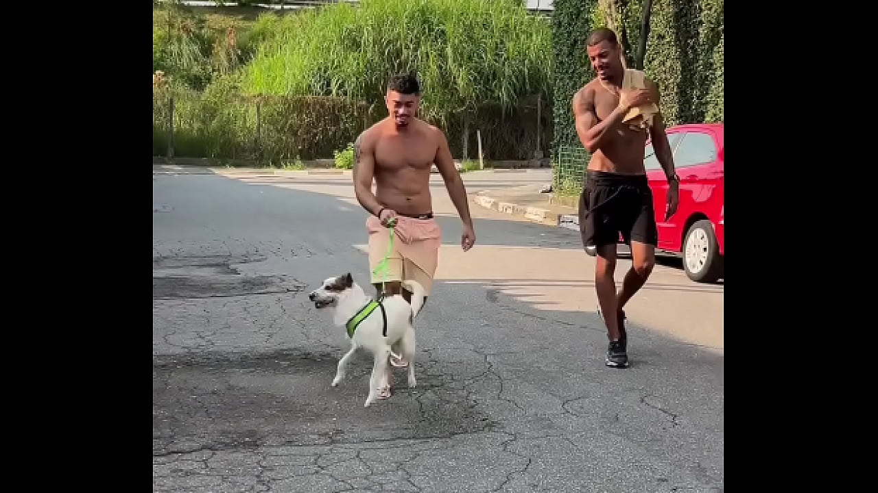 Encontrou negao dotado na rua e levou pra casa pra fude