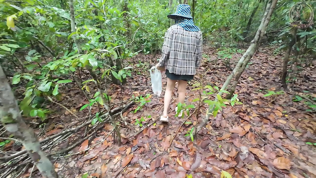 สาวไทยเดินคุยเล่นเก็บเห็ดในป่า แอบโชว์ในป่าลึก เสียงไทยชัด
