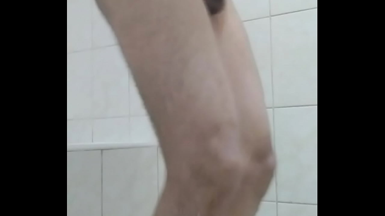 Jovencito pasivo reci&eacute;n depilado saliendo de la ducha