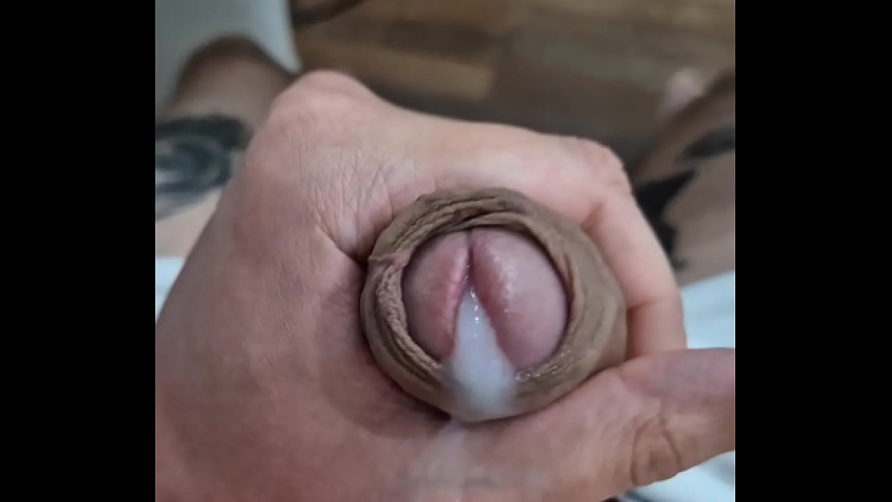 NOVINHO CHEIO DE TES&Atilde;O CAIU NA NET GOZANDO GOSTOSO