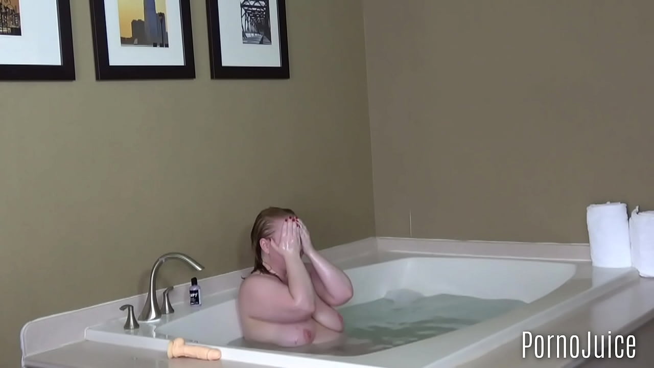 Sexy BBW bath tub play