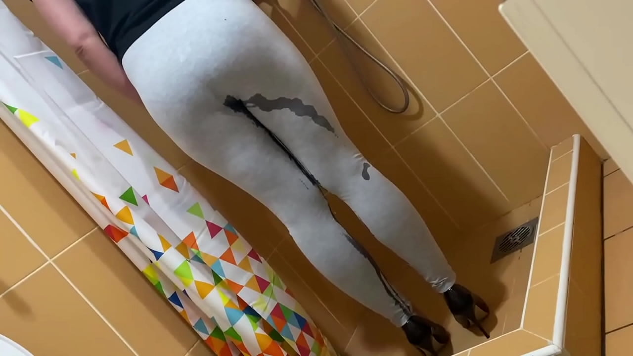 MILF in legging get Pee from Him on ass and Omorashi too