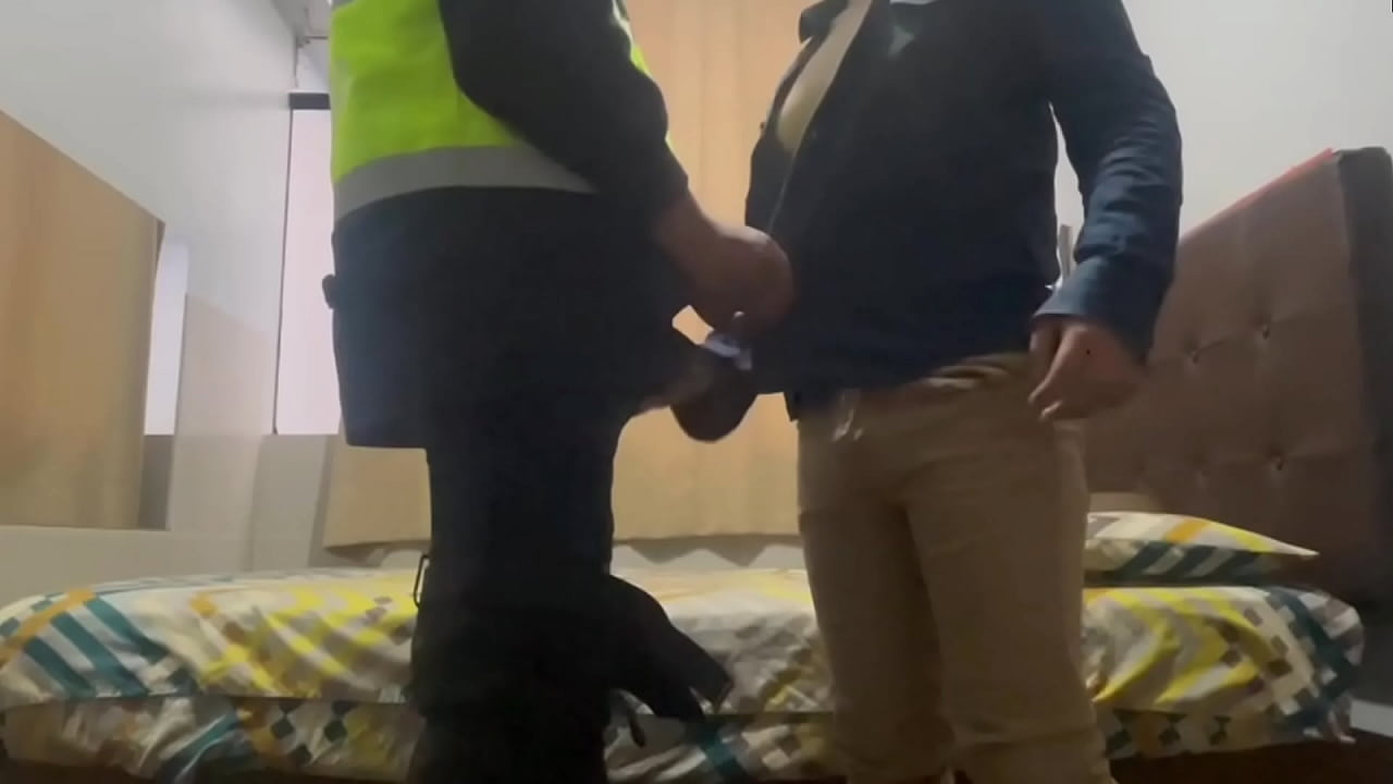 Policia lime&ntilde;o folla a jovencito por el culo