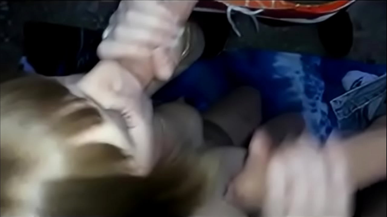 chica rubia chupa dos penes a la vez trio