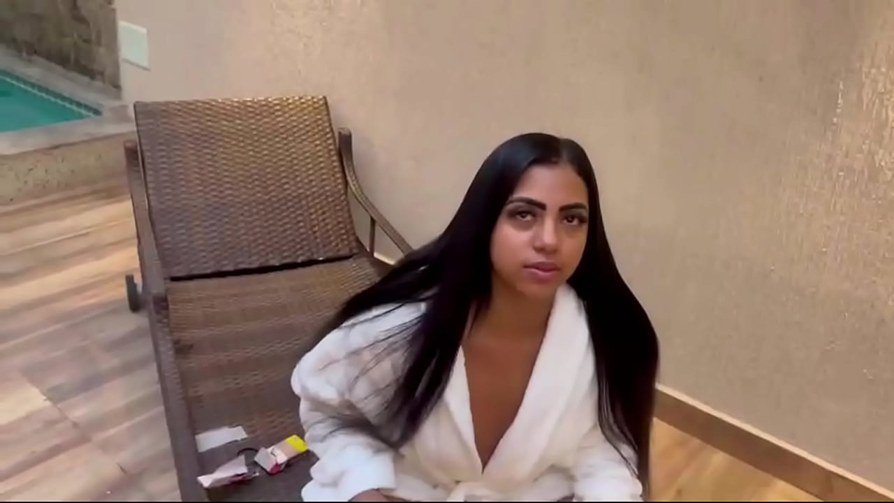 Novinha aguentou o mastro preto