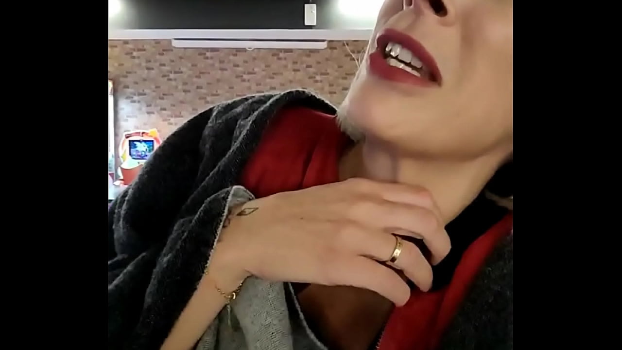 Apr&egrave;s une partie de BOWLING avec mes amies, je reste seule pour me choper un ...