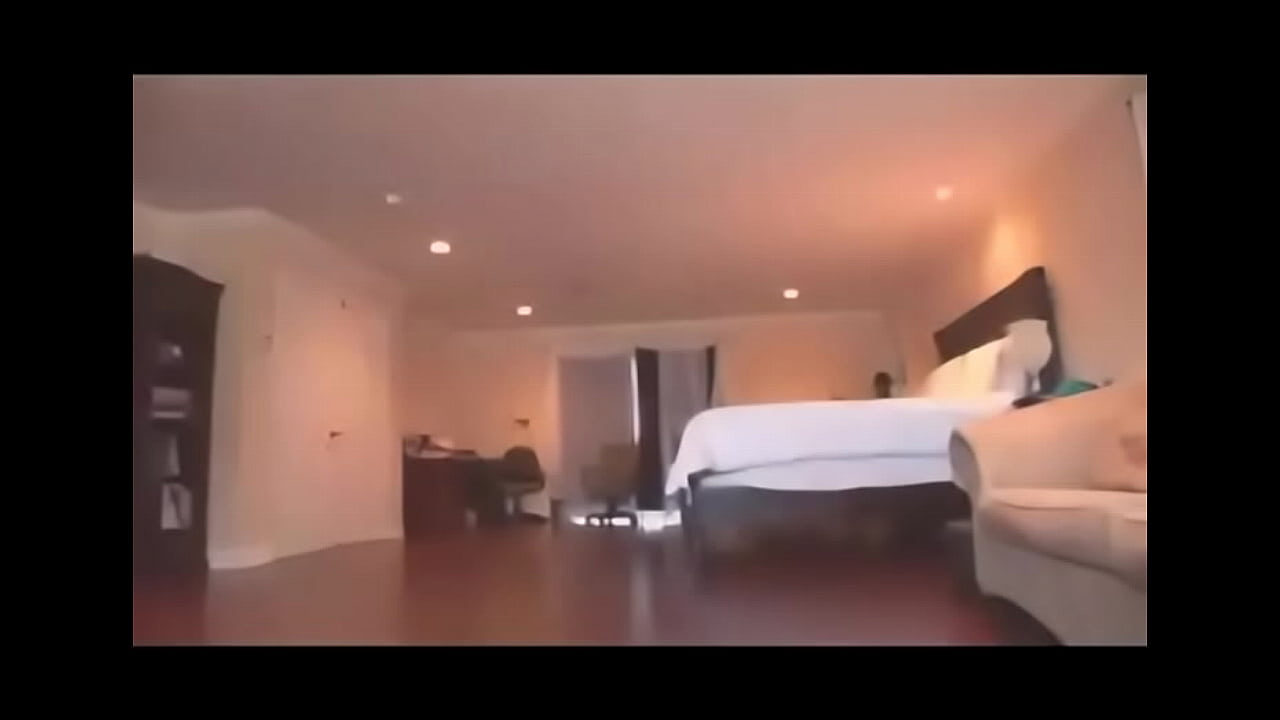 Morena linda e deliciosa pagando uma gulosa pro namorado