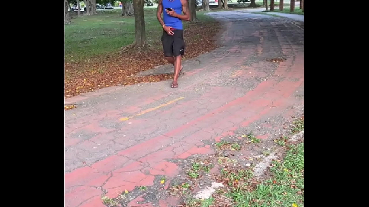 novinho sedento por pika vai no mato pra goza acha um negao dotado