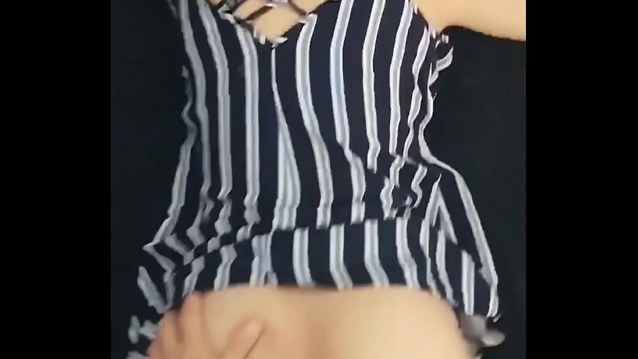 Video CASERO de MEXICANA Jovencita, La GRABO por ATR&Aacute;S Mientras Se la COME Toda ACOSTADA!!