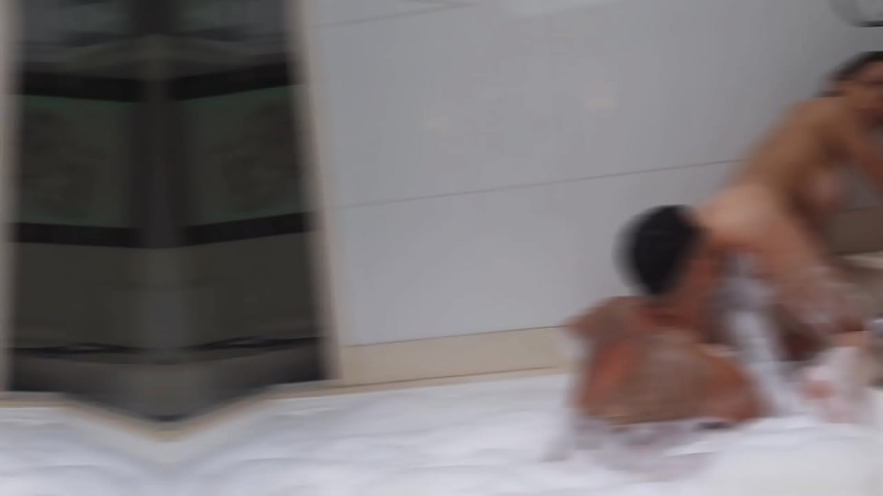 N&atilde;o resisti e dei pro amigo do meu irm&atilde;o na banheira (interracial)