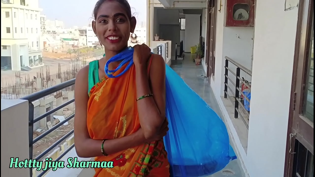 Nokar Ne Apne Hi Malik Ke Ghar Mein Bartan Bechne Vali Ko Taang Utha Kr Choda