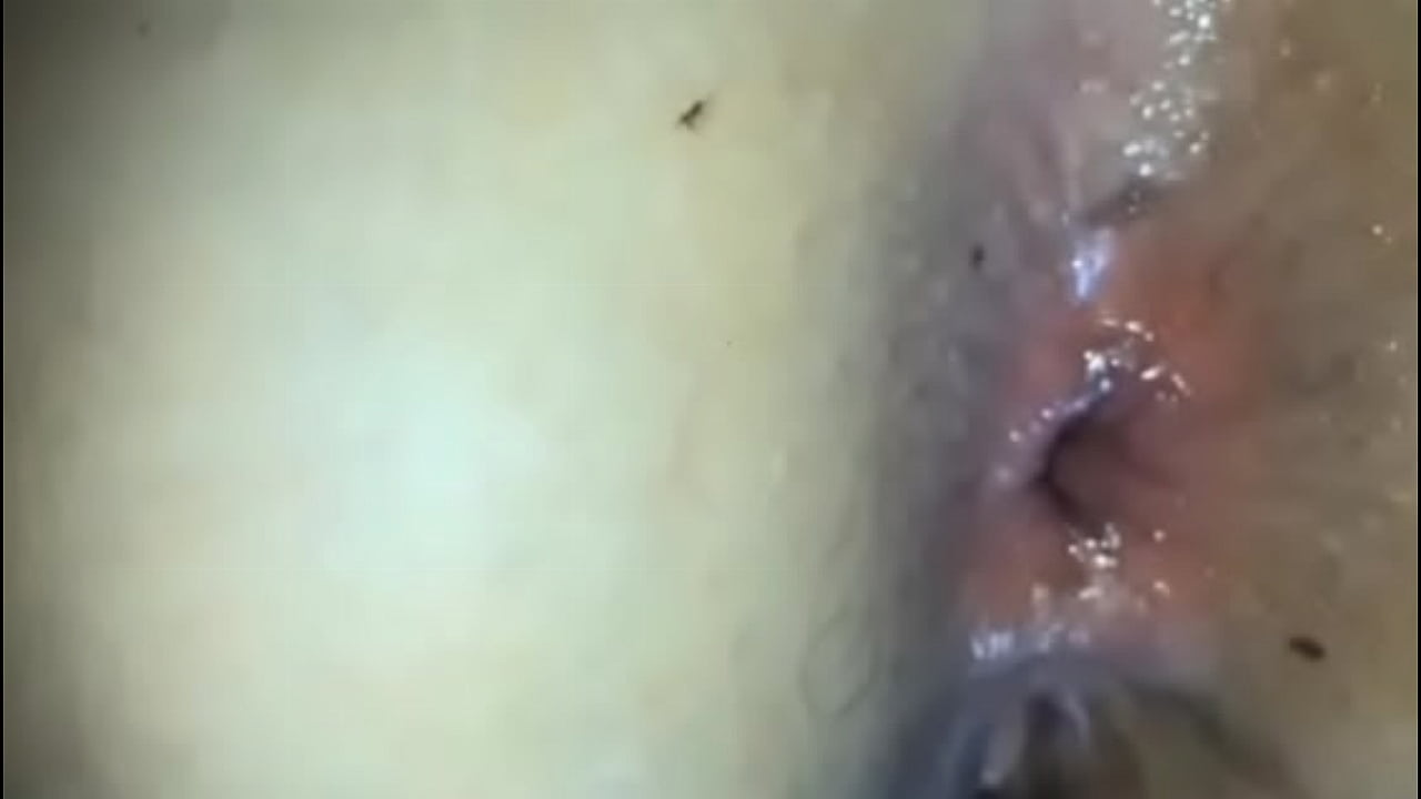 Gozando pelo cuzinho apertado na rola grossa do neg&atilde;o