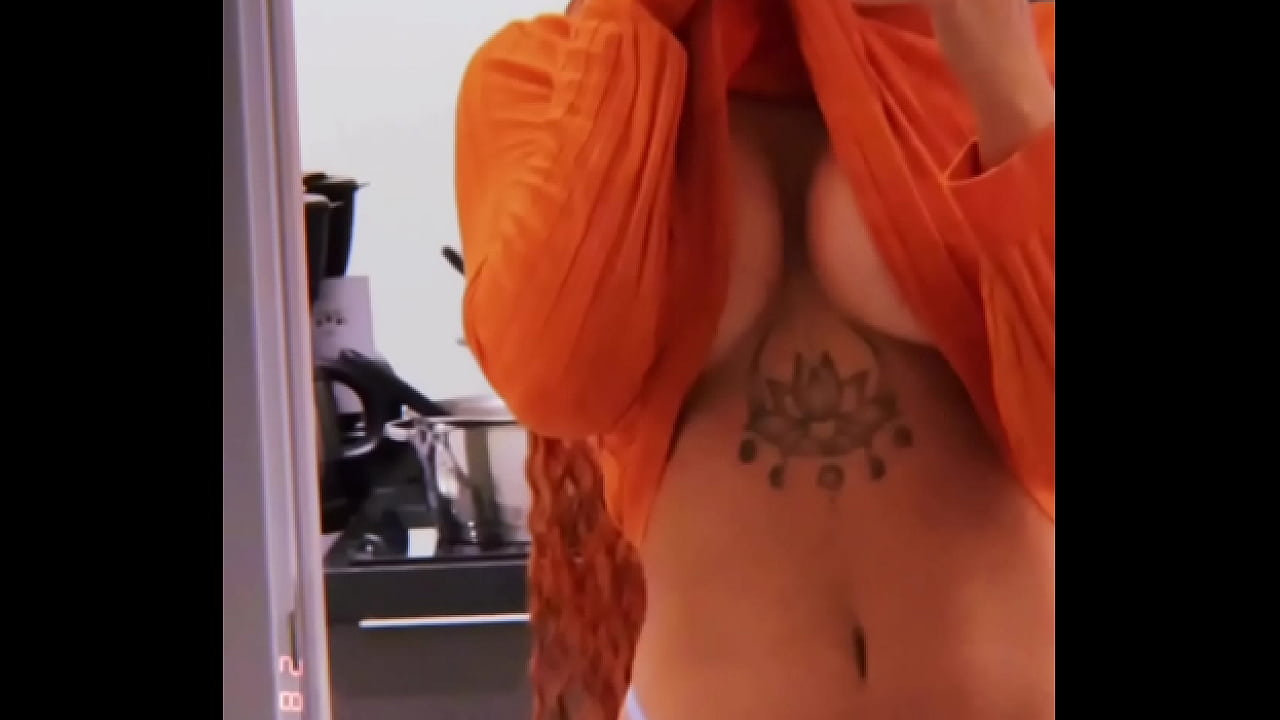 Lua Doidera mostrando o look que escolheu para atender o entregador do iFood