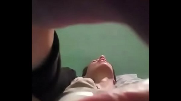 Puta madura argentina se mete un perfume por la concha