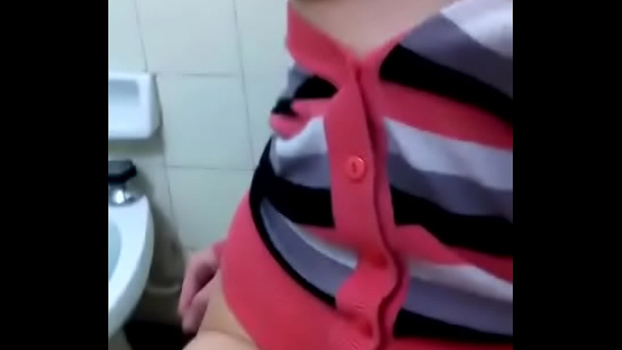 Kaky masturb&aacute;ndose