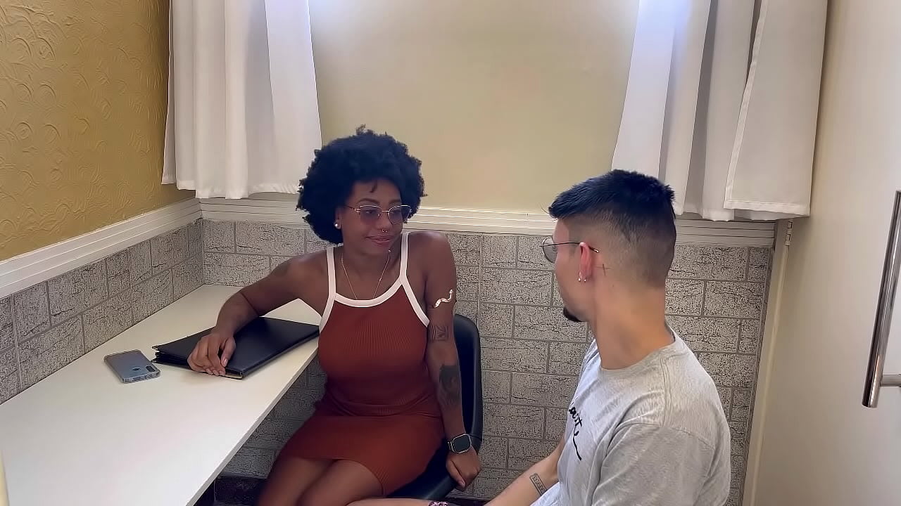 Secretaria negra aceitou pirocada de branco roludo como forma de pagamento