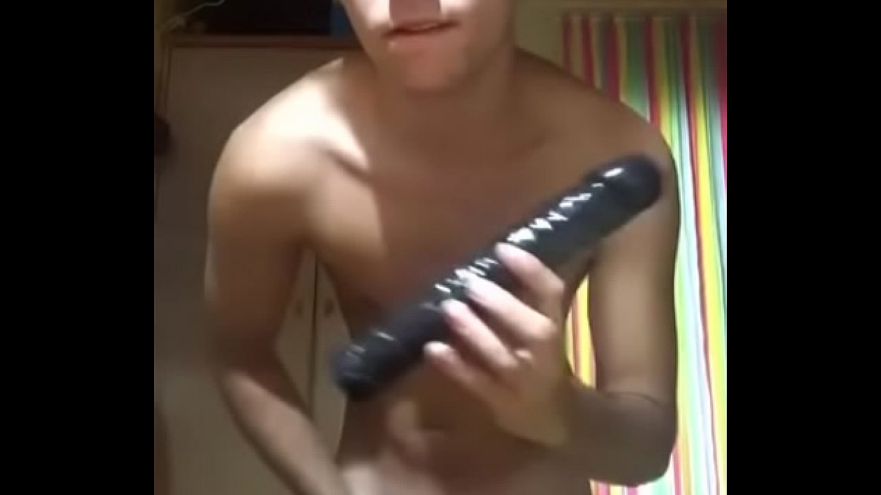 Novinho safadinho enfiando brinquedinho no cu