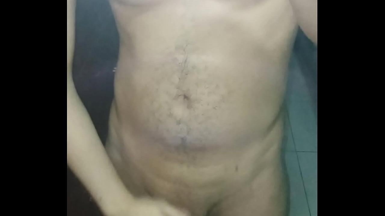 Garoto branco brincando com a piroca rola pau