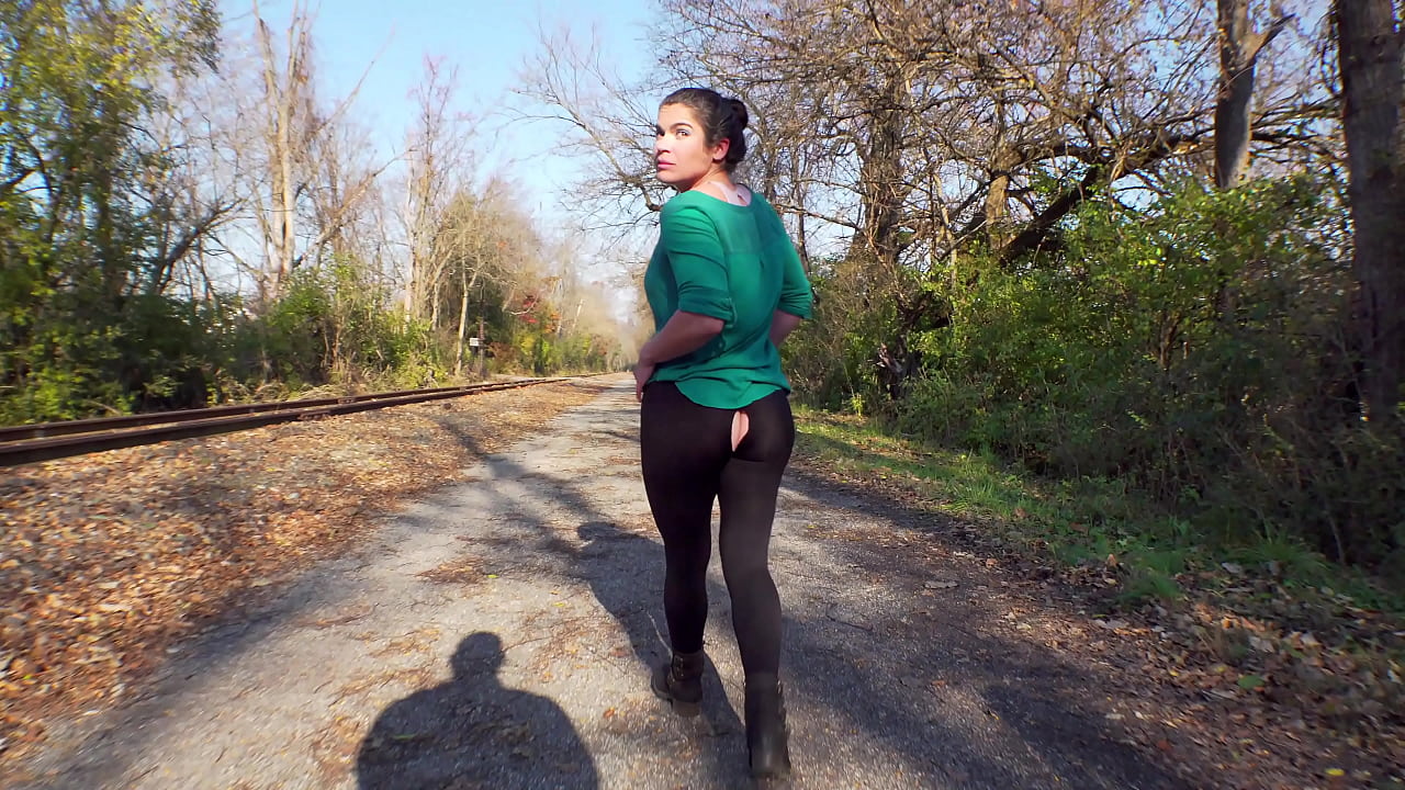 "Staged leggings rip" - public flashing prank