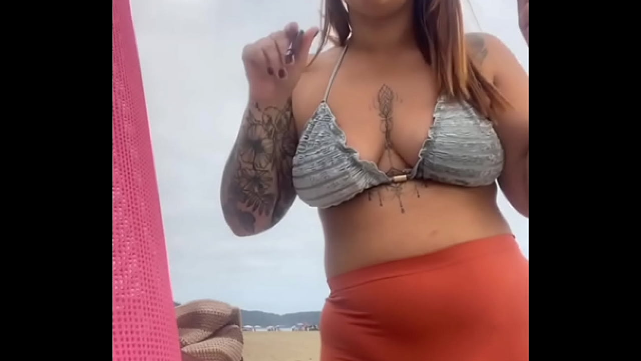 T&ocirc; na praia e j&aacute; estou inchada e molhadinha pronta pra leva rola