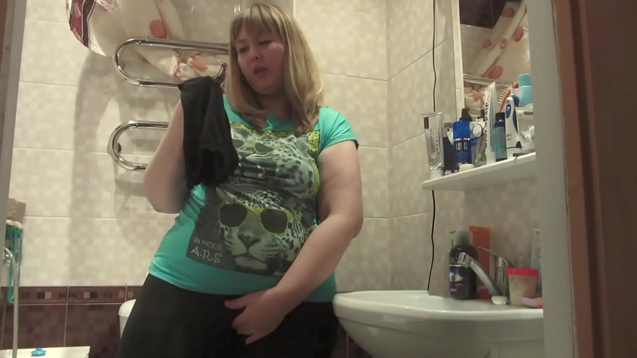 Curvy MILF found panties in someone else's bathroom and couldn't resist.