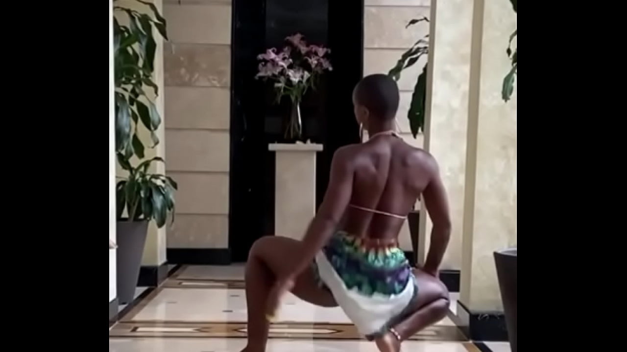 gostosa negra dan&ccedil;ando e rebolando por uma pica grande