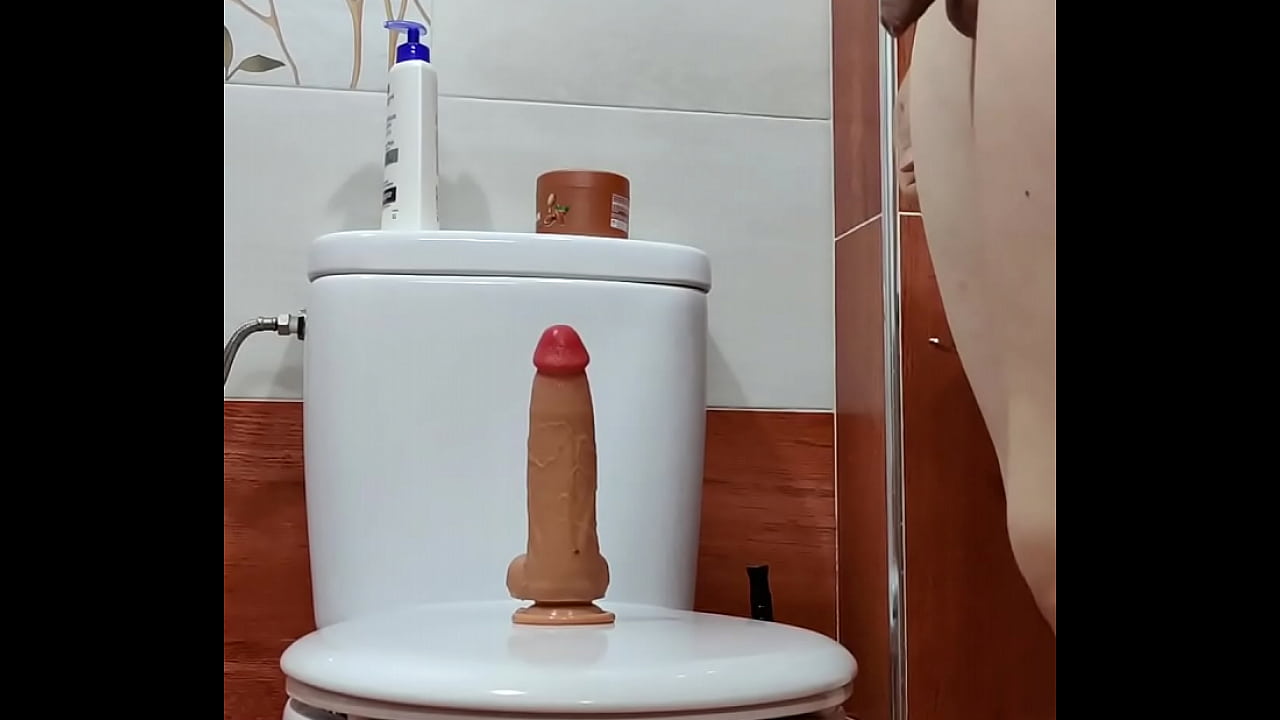 Me lo meto entero por el culo mi dildo