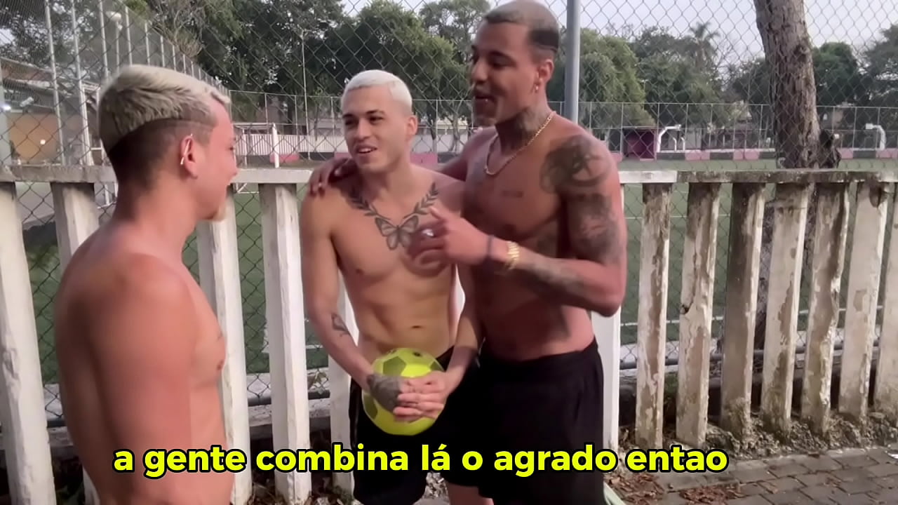 Jogo de futebol, novinho virgem perde no jogo e dar para dois dotados que fodem seu cuzinho