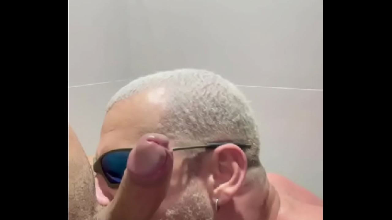 Mlk disse que sua mina n&atilde;o sabia mamar! Mostrei pra ele como se engole um pauz&atilde;o!