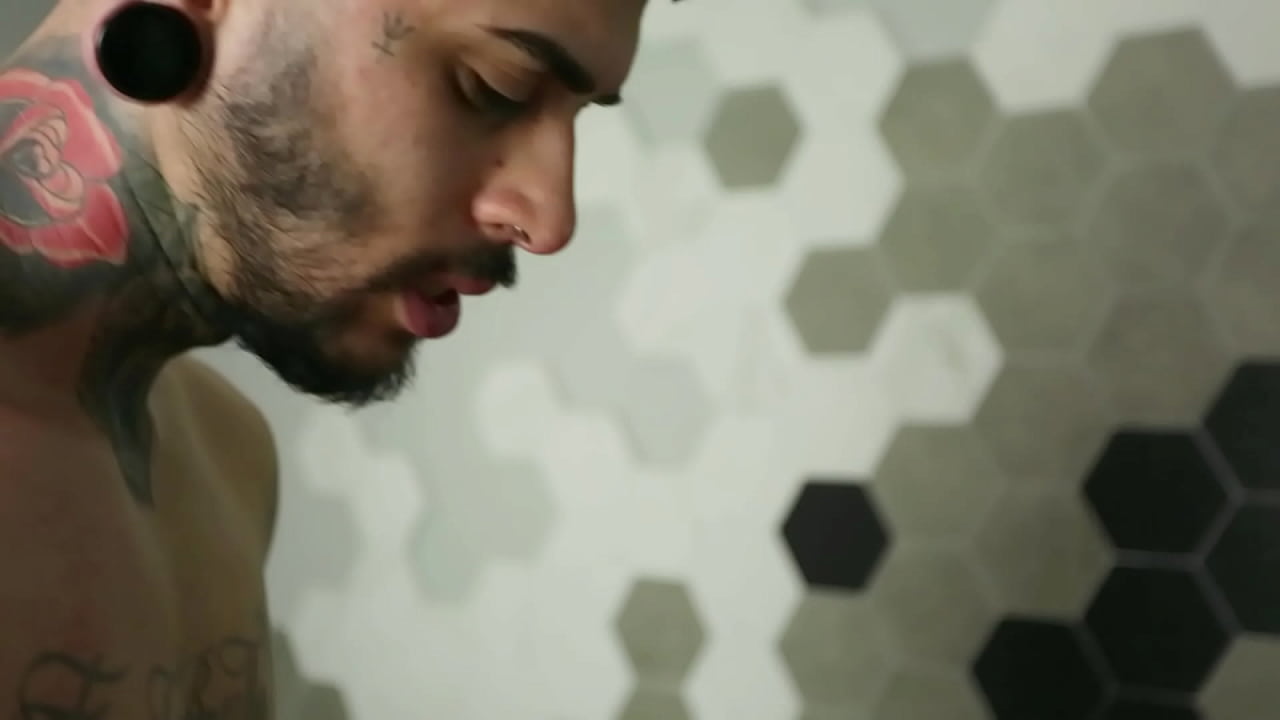 Morena deixa modelo foder sua buceta de quatro em est&uacute;dio - Melissa Lisboa