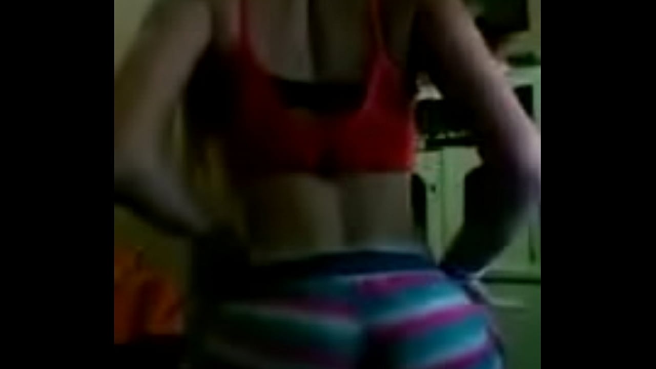 Rubia moviendo el culo muy rico