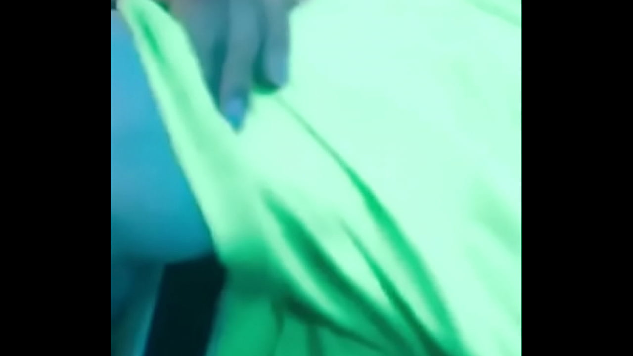 Le agarran las tetas a Billie Ellish en pleno concierto