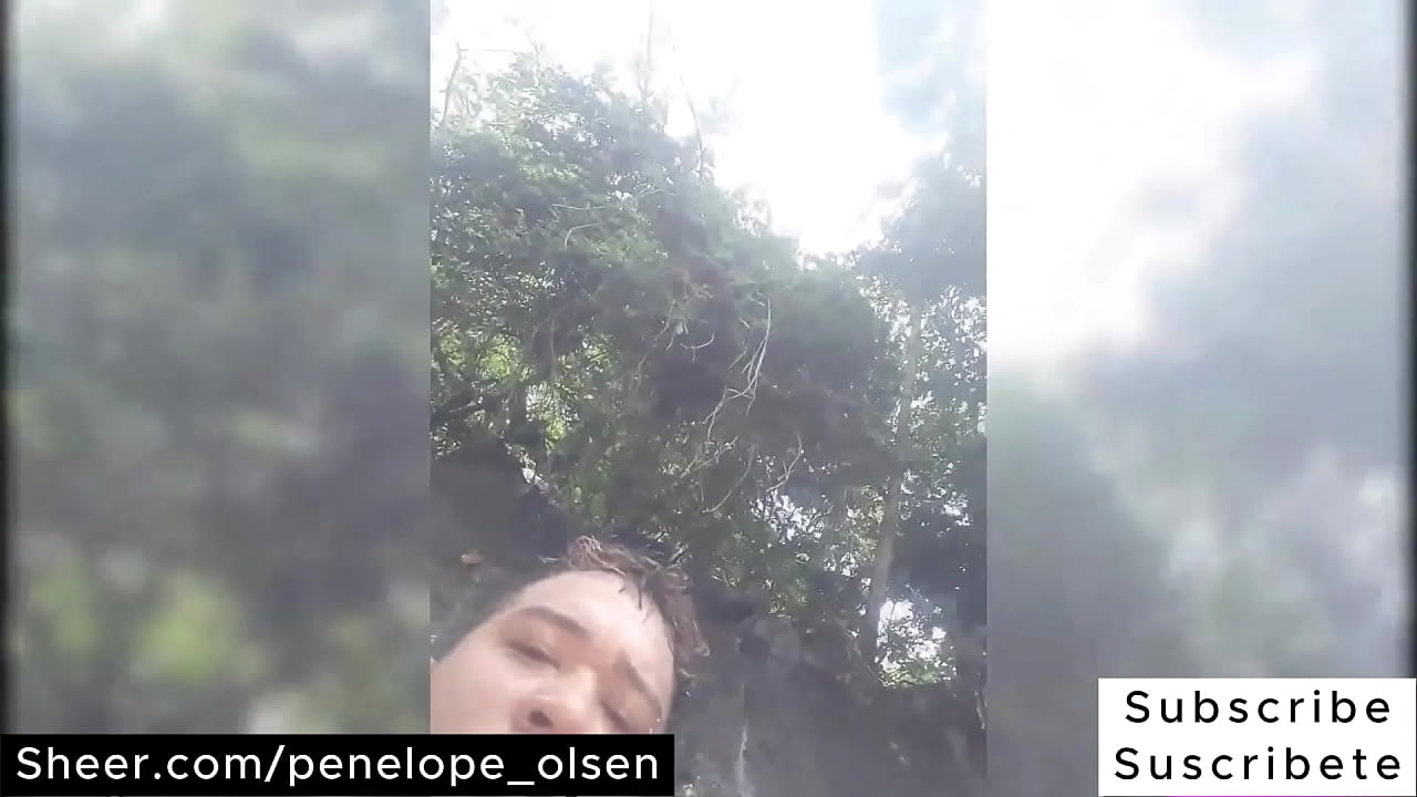 Hermanastra follada por su hermanastro tatuado durante la salida familiar, ella se deja follar al aire libre junto al r&iacute;o sin miedo a que los espectadores o su familia la pillen follando en p&uacute;blico