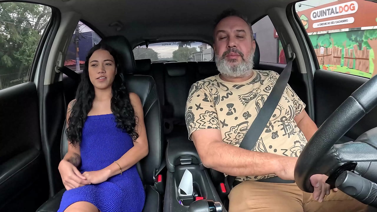 Bibi Mendes estreia seu primeiro porn&ocirc; dando c&uacute; na carona