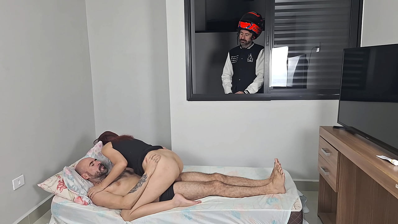 Motoboy se masturba ao ver casal transando de janela aberta!