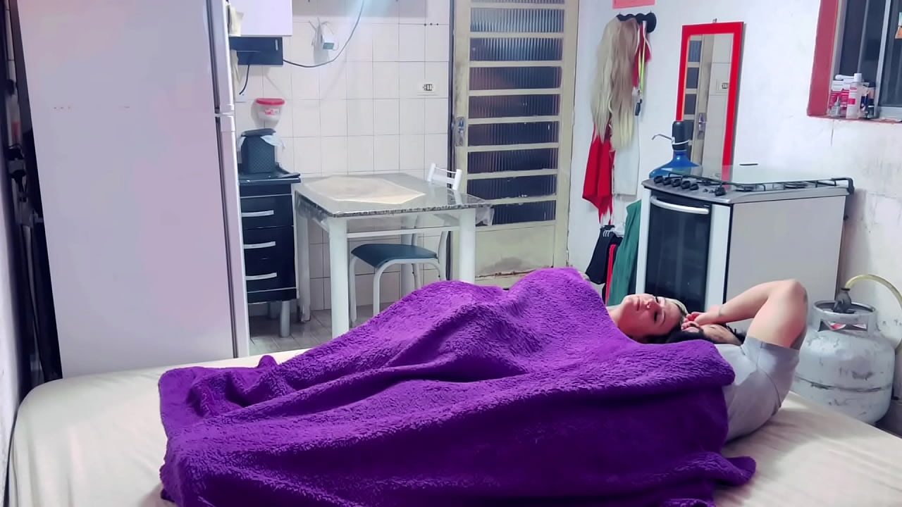 Mulher invadiu nossa casa de madrugada toda pela fugindo do motoqueiro !Eu e meu marido n&atilde;o aguentamos e come&ccedil;amos a chupar essa safada gostosa com a buceta toda molhada!(completo Seher e red )