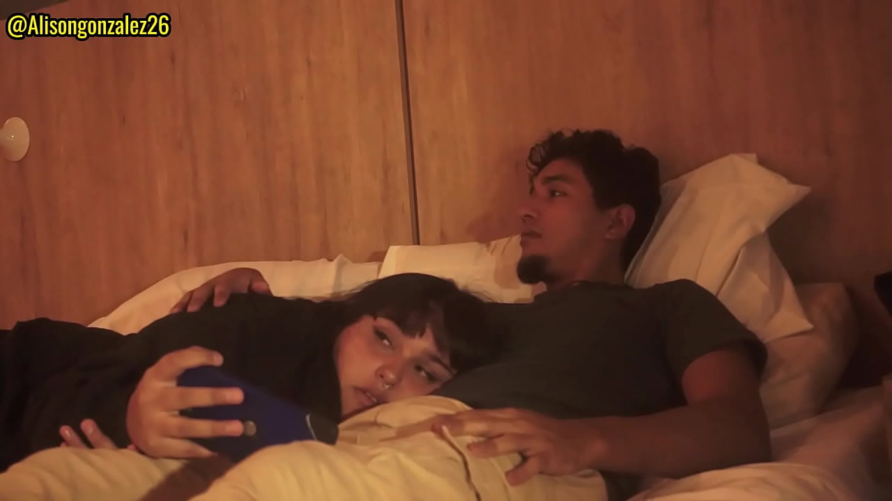 Mi hermanastra estaba viendo una pelicula y yo puse mi pene en su boca para saciar mis ganas de quitarme la leche de encima