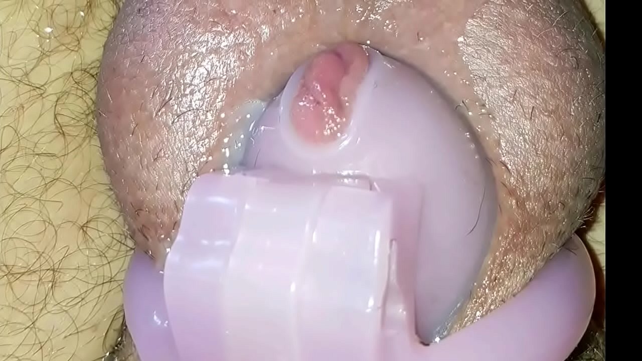 jouir avec les vibrations d'un fairy malgr&eacute; la cage de chastet&eacute;