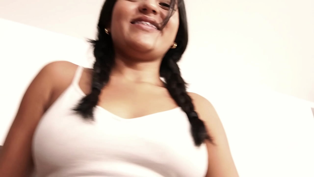 Mishell le ense&ntilde;a a follar a este joven chico virgen